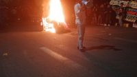 26-01-26-Aksi-Bakar-Barrier-Warnai-Demo-FOTO-1-Copy